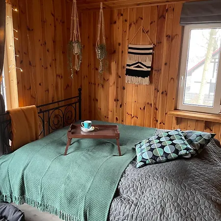 Holiday home Modry Sznurki Caloroczny Ogrodzony